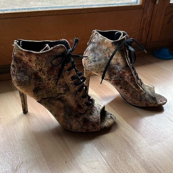 Nanette by Nanette Lepore Halle velour peep toe bootie size 7 - Picture 6 of 6